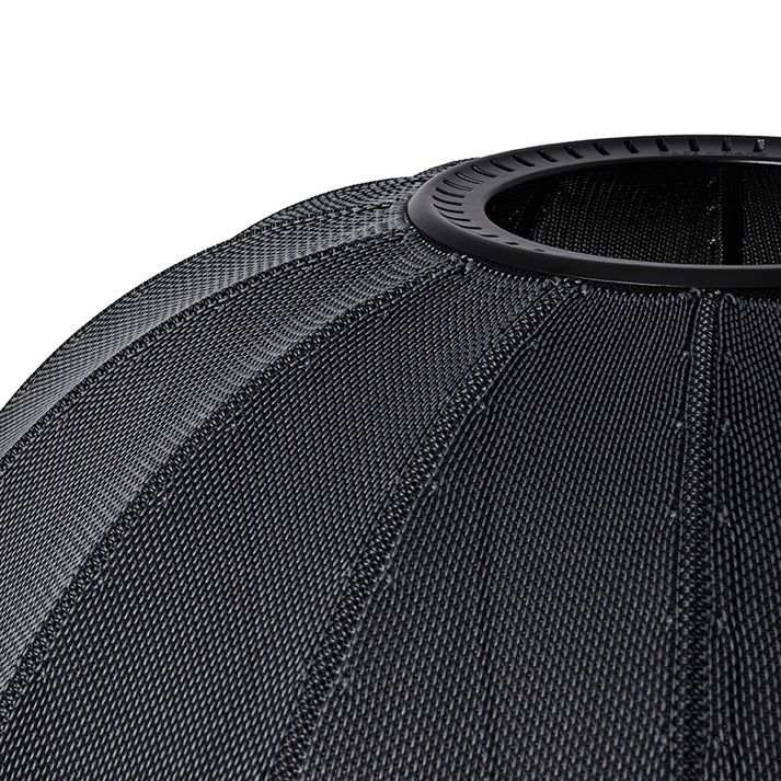 Zoomet helt ind på den unikke strikket polyester lampeskærm fra Knit-Wit Ø76 Oval Loftslampe i Black