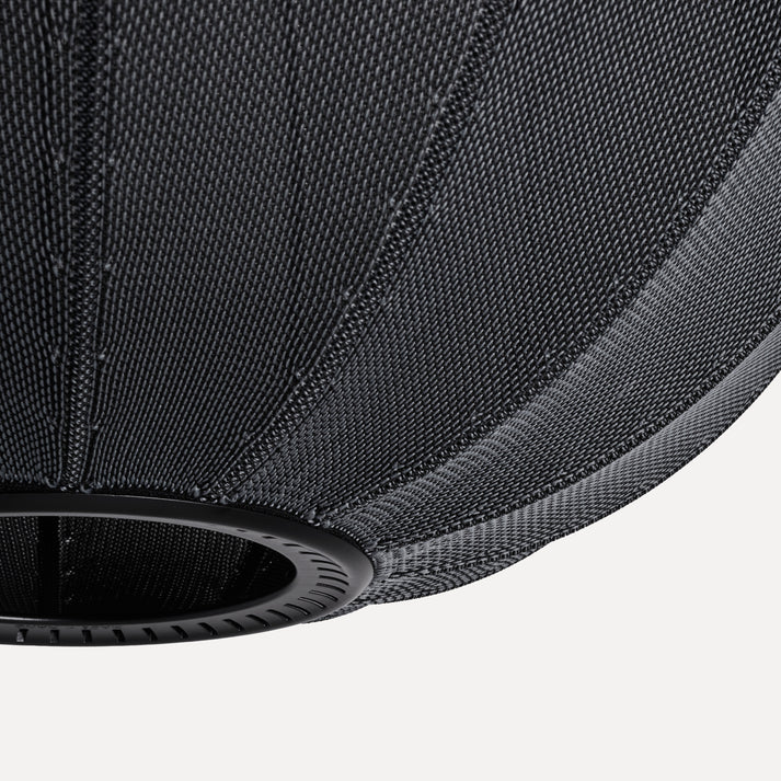 Zoomet helt ind på den håndstrikket lampeskærm fra Knit-Wit Ø57 Oval Pendel i Black