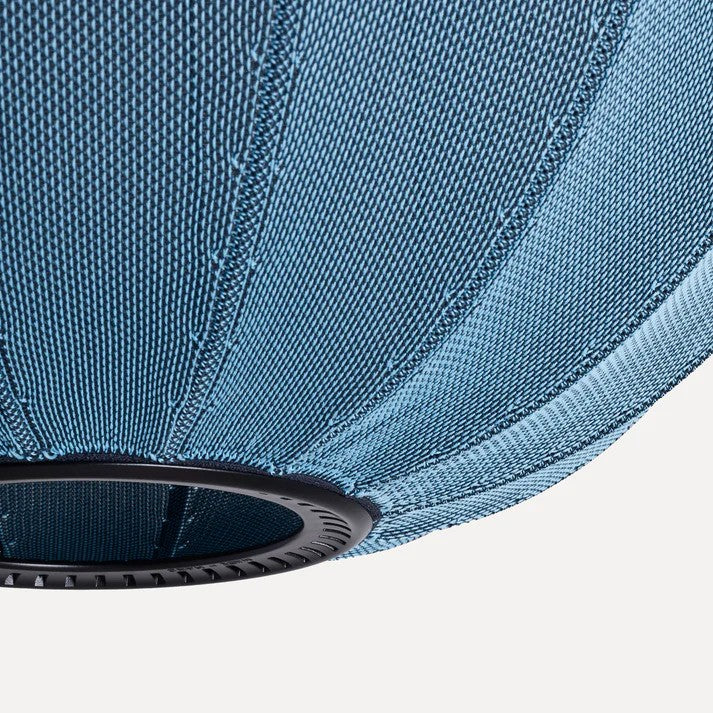 Zoomet helt ind på den håndstrikket lampeskærm fra Knit-Wit Ø57 Oval Pendel i Blue Stone