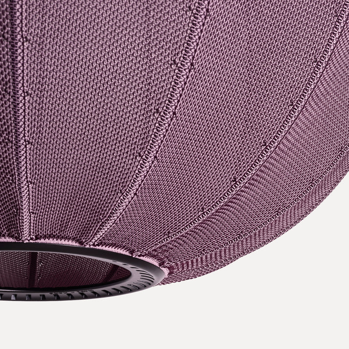 Zoomet ind på lampeskærmen af Knit-Wit Ø45 Oval Pendel i Burgundy