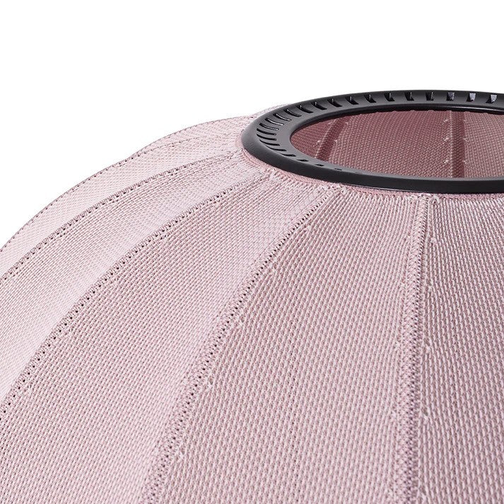 Zoomet helt ind på lampeskærmen fra Knit-Wit Ø60 Round Pendel i Light Pink