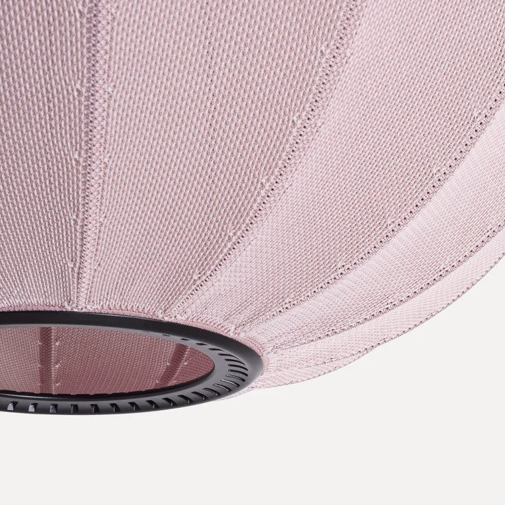Zoomet helt ind på lampeskærmen fra Knit-Wit Ø45 Oval Pendel i Light Pink
