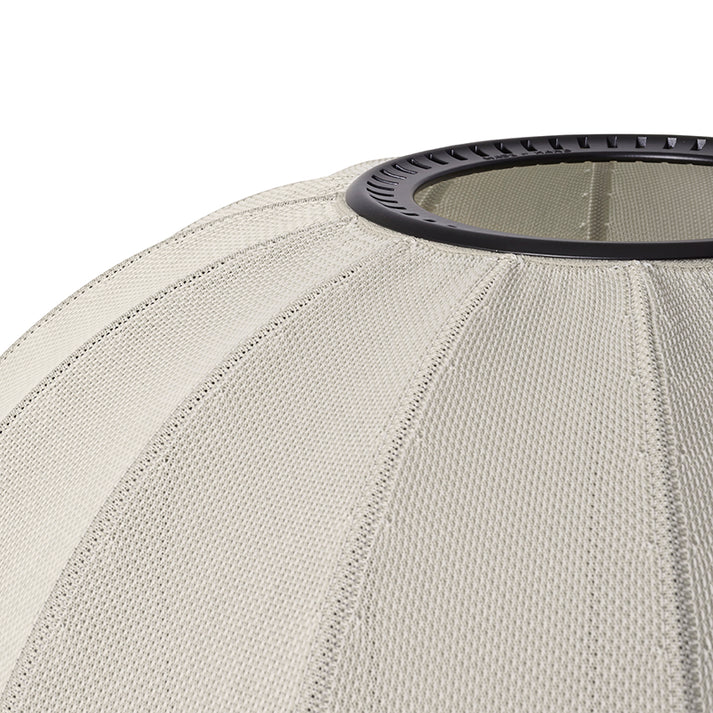 Zoomet helt ind på lampeskærmen fra Knit-Wit Ø60 Round Pendel i Pearl White