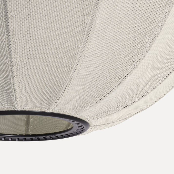 Zoomet helt ind på lampeskærmen af Knit-Wit Ø45 Oval Pendel i Pearl White