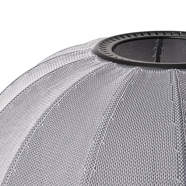 Zoomet helt ind på den æstetiske lampeskærm fra Knit-Wit Ø57 Oval Ceiling i Silver