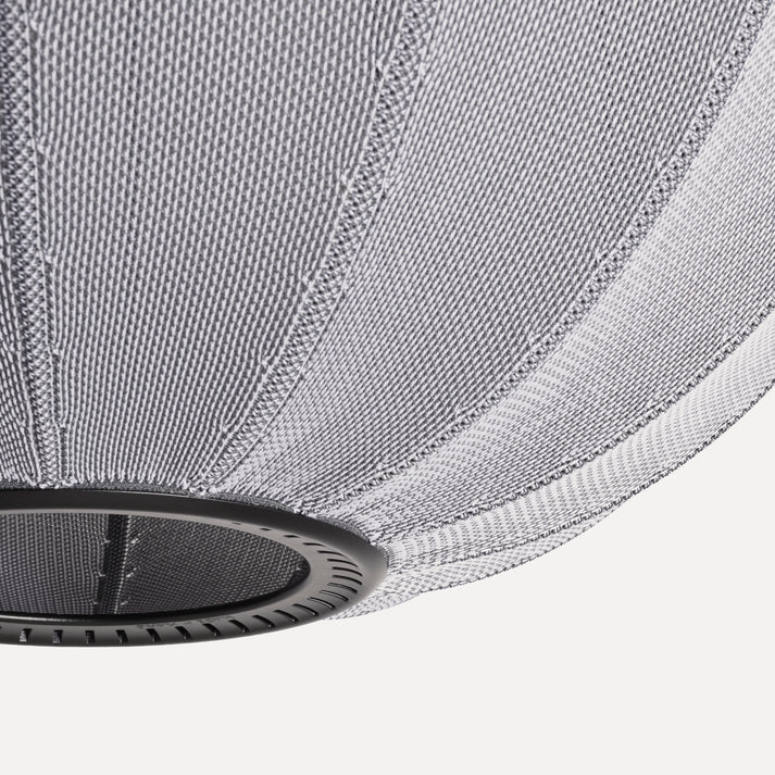 Zoomet helt ind på bunden af lampeskærmen fra Knit-Wit Ø45 Oval Pendel i Silver