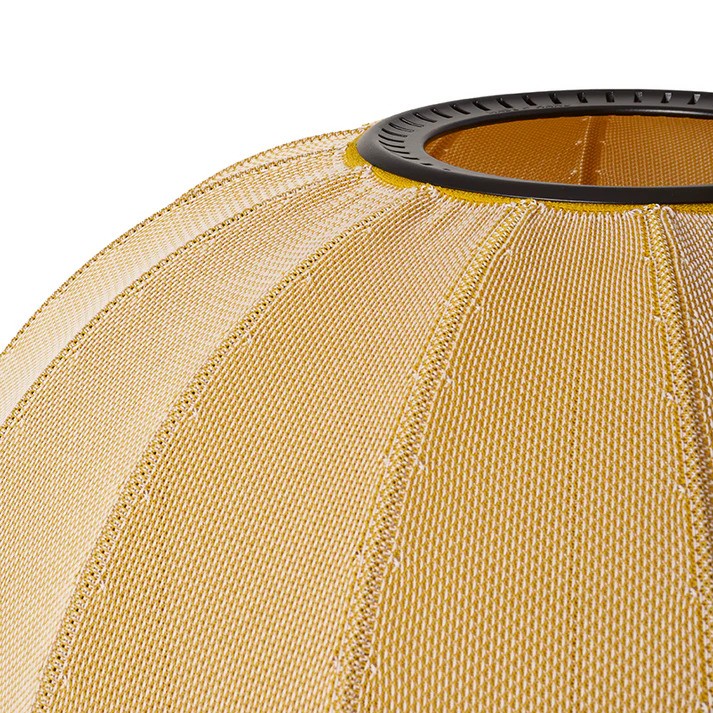 Zoomet helt ind på den unikke designet lampeskærm fra Knit-Wit Ø76 Oval Loftslampe i Sunrise