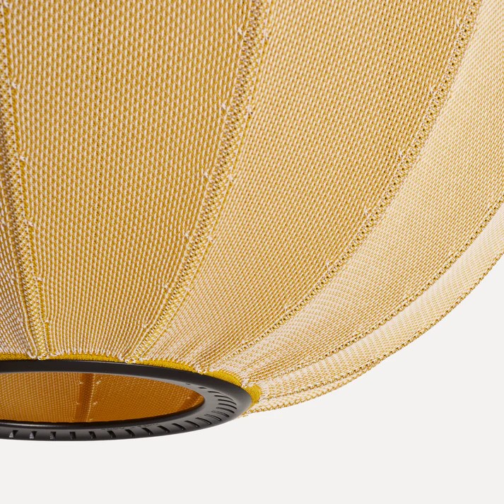 Zoomet ind på bunden af lampeskærmen af Knit-Wit Ø45 Oval Pendel i Sand Stone