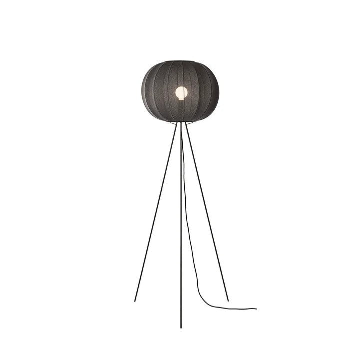 Den skandinaviske designet Knit-Wit Ø45 Round Gulvlampe High i Black med en tændt E27 pære for den behagelige belysning