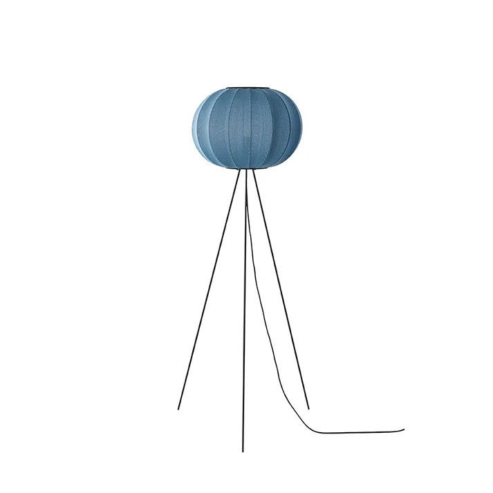 Zoomet helt ind på den elegante Knit-Wit Ø45 Round Gulvlampe High i Blue Stone