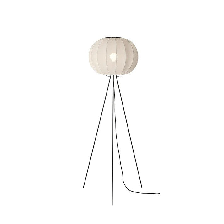Den unikke designet Knit-Wit Ø45 Round Gulvlampe High i Pearl White med en tændt E27 pære