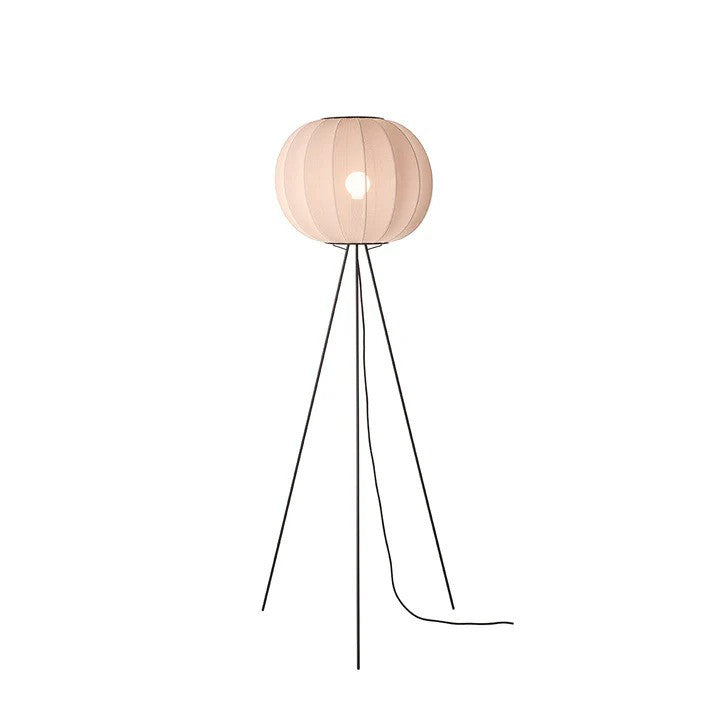 Den unikke designet Knit-Wit Ø45 Round Gulvlampe High i Sand Stone iført E27 pære for dens behagelige belysning