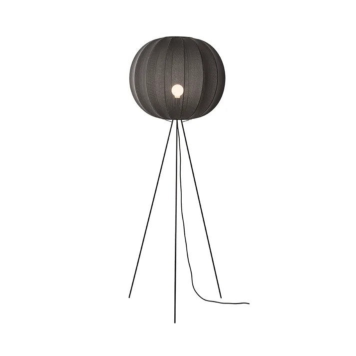 Den unikke og skandinaviske designet Knit-Wit Ø60 Round Gulvlampe High i Black placeret foran en hvid væg
