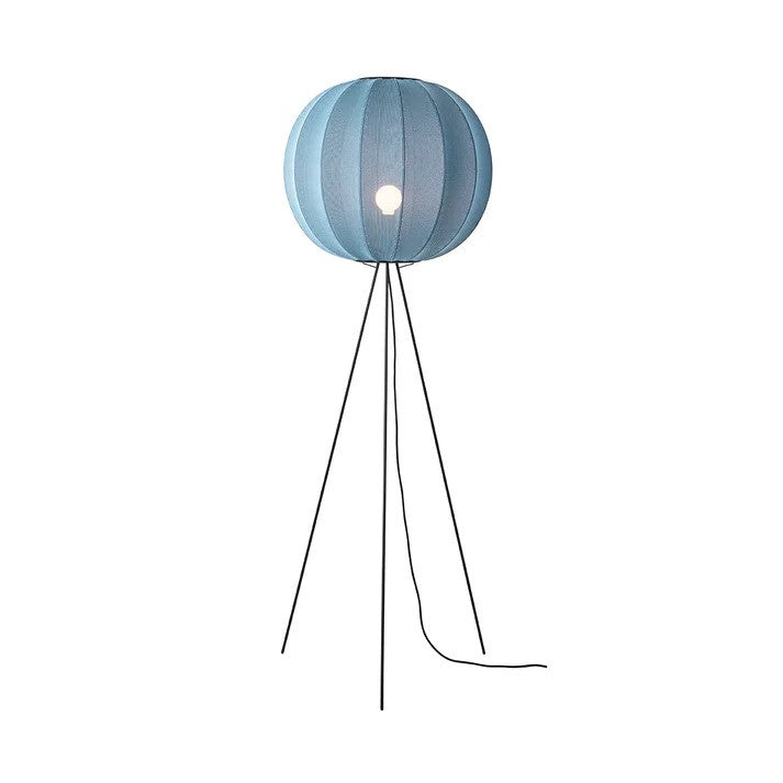 Den elegante designet Knit-Wit Ø60 Round Gulvlampe High i Blue Stone med en tændt E27 pære iført