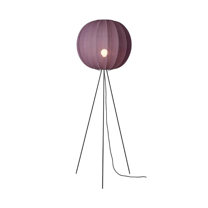 Den unikke designet Knit-Wit Ø60 Round Gulvlampe High i Burgundy placeret foran en hvid væg med en flot kontrast og iført en E27 pære
