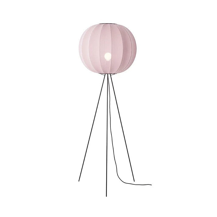 Den unikke designet Knit-Wit Ø60 Round Gulvlampe High i Light Pink placeret foran en hvid væg
