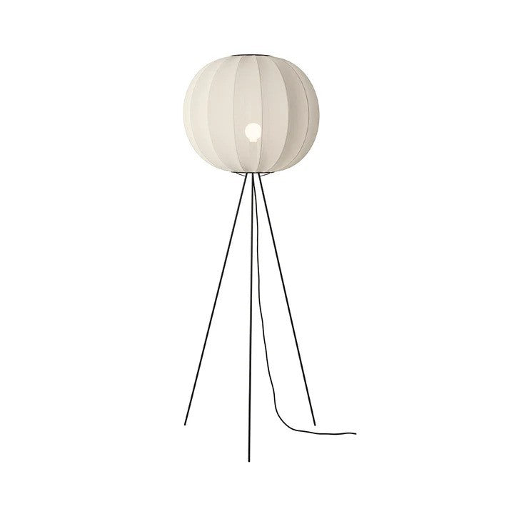 Den unikke og skandinaviske designet Knit-Wit Ø60 Round Gulvlampe High i Pearl White med en E27 pære iført for dens behagelige belysning