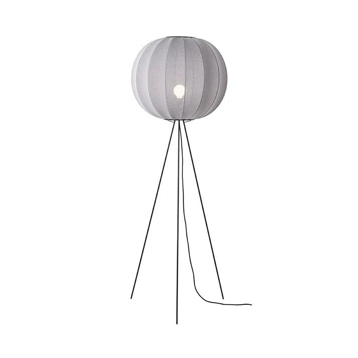 Den unikke designet Knit-Wit Ø60 Round Gulvlampe High i Silver med en E27 pære iført