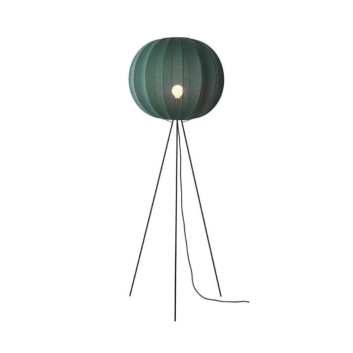 Den elegante Knit-Wit Ø60 Round Gulvlampe High i Tweed Green med en E27 iført og tændt for