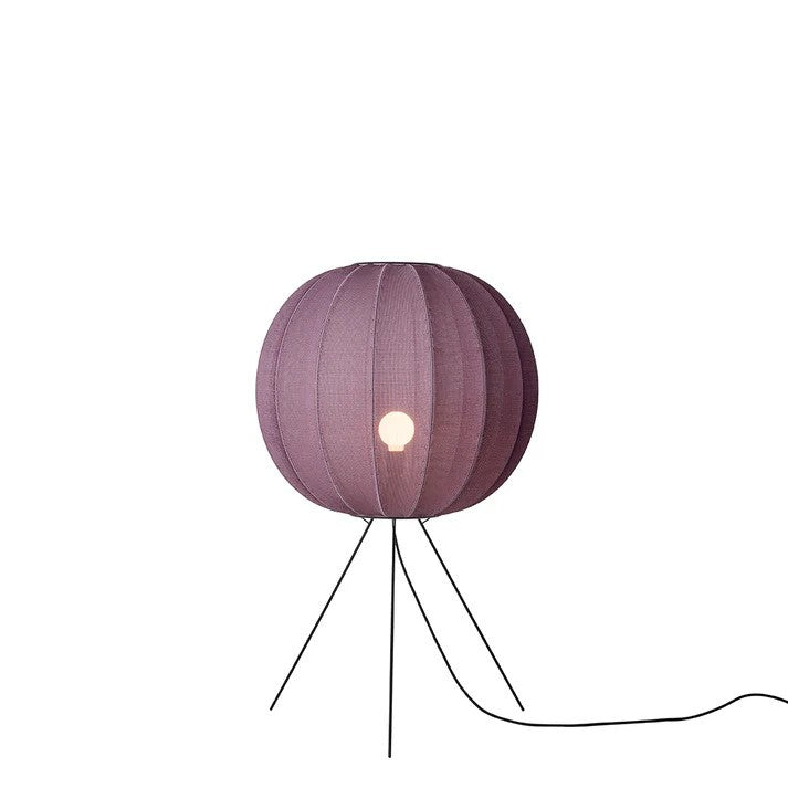 Zoomet helt ind på den unikke håndstrikket lampeskærm af polyester fra Knit-Wit Ø60 Round Gulvlampe Medium i Burgundy med en E27 pære iført og tændt