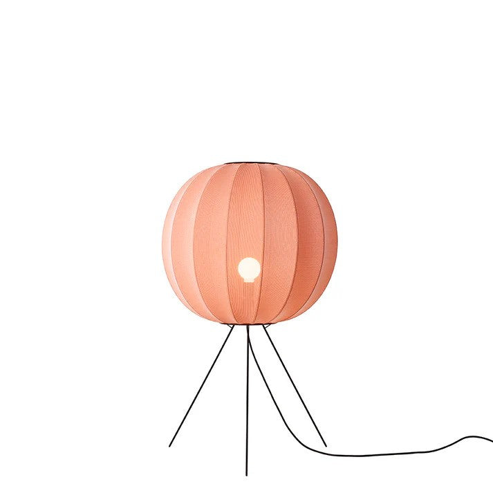 Zoomet helt ind på lampeskærmen fra Knit-Wit Ø60 Round Gulvlampe Medium i Coral