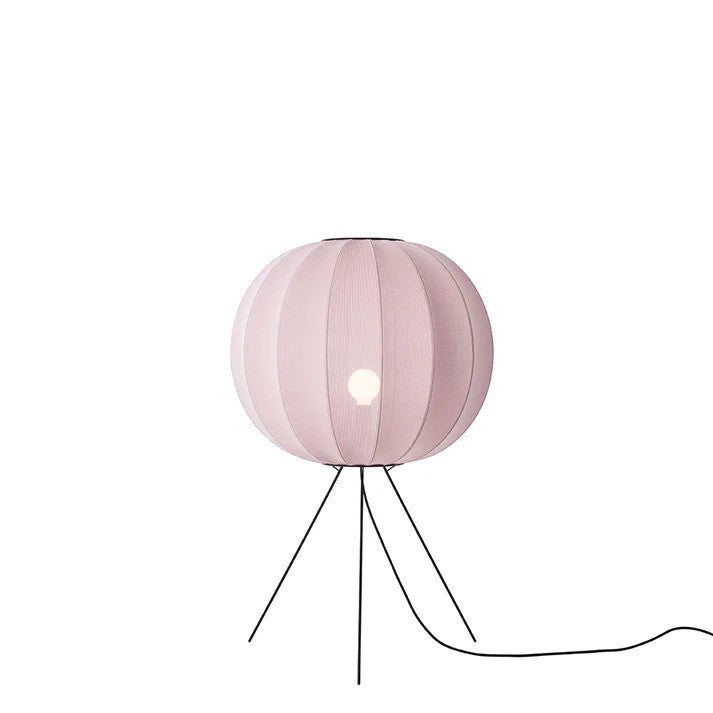 Zoomet ind på lampeskærmen fra Knit-Wit Ø60 Round Gulvlampe Medium i Light Pink med en E27 pære iført og tændt for den varme og behagelige belysning