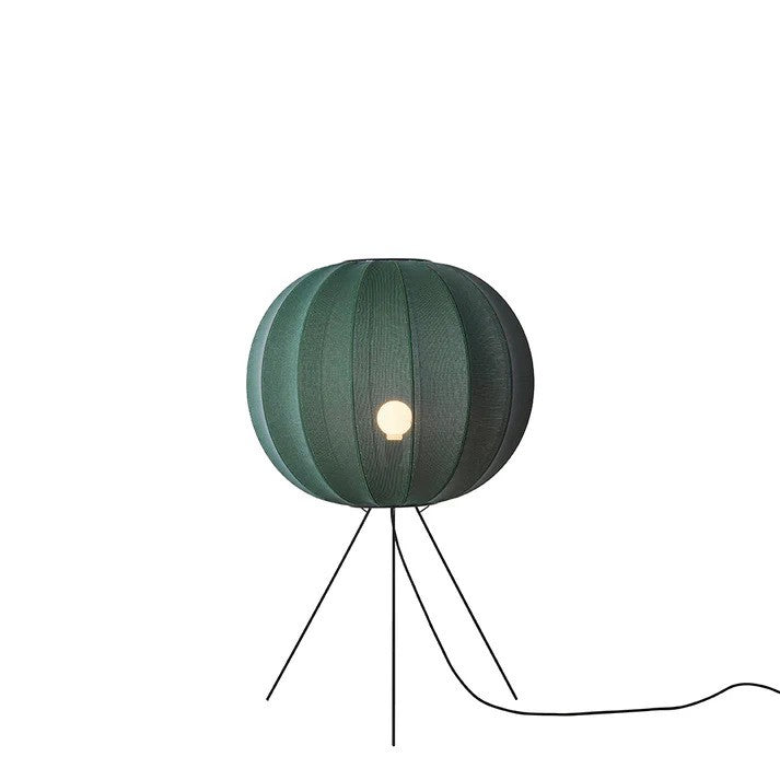 Zoomet ind på lampeskærmen fra Knit-Wit Ø60 Round Gulvlampe Medium i Tweed Green med en E27 pære iført og tændt for