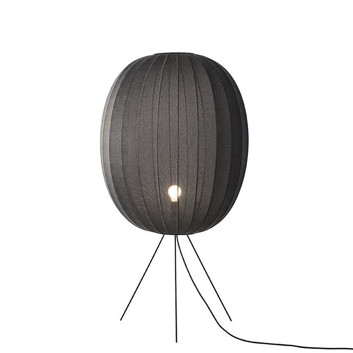 Zoomet ind på den håndstrikket polyester lampeskærm på Knit-Wit Ø65 High Oval Floor Medium i Black med en E27 pære iført