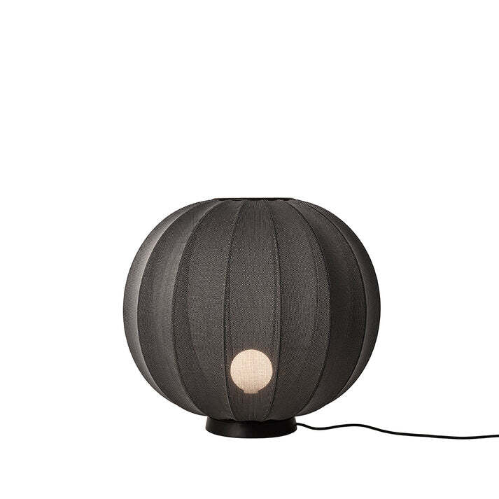 Zoomet ind på lampeskærmen fra Knit-Wit Ø60 Round Gulvlampe Level i Black med en E27 pære iført og tændt