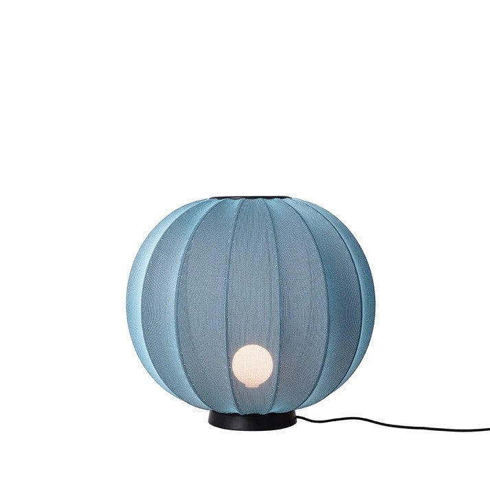 Den unikke designet Knit-Wit Ø60 Round Gulvlampe Level i Blue Stone placeret på gulvet foran en hvid væg