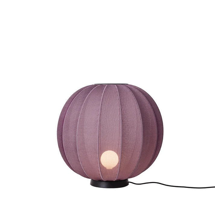 Den æstetiske Knit-Wit Ø60 Round Gulvlampe Level i Burgundy med en E27 pære iført og tændt for den varme og behagelige belysning