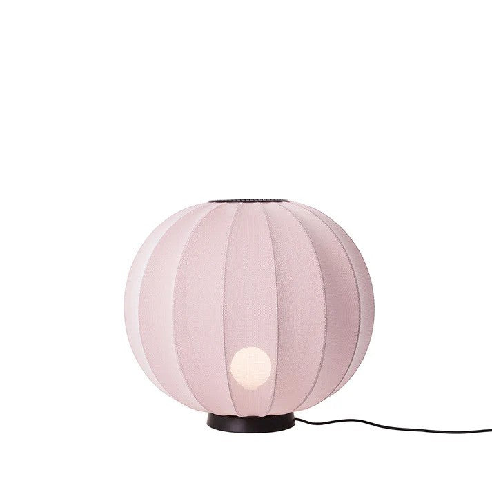 Zoomet helt ind på den æstetiske Knit-Wit Ø60 Round Gulvlampe Level i Light Pink