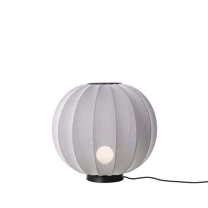 Det æstetiske Knit-Wit Ø60 Round Gulvlampe Level i Silver med en E27 pære iført