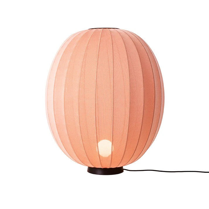 Den elegante og unikke designet lampeskærm fra Knit-Wit Ø65 High Oval Floor Level i Coral