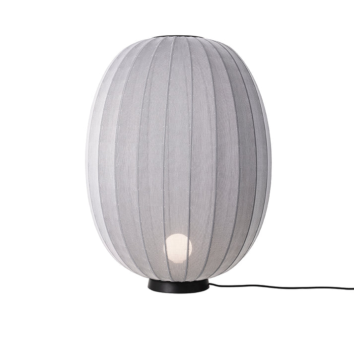 Den æstetiske Knit-Wit Ø65 High Oval Floor Level i Silver placeret foran en hvid væg for en flot kontrast