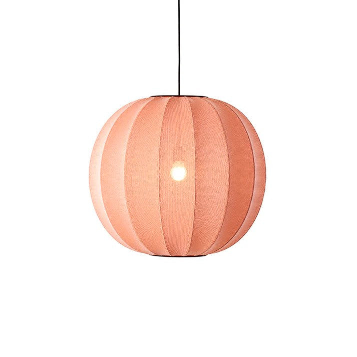 Zoomet ind på den æstetiske lampeskærm fra Knit-Wit Ø60 Round Pendel i Coral