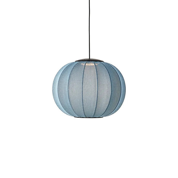Den unikke og elegante Knit-Wit Ø45 Round Pendel LED i Blue Stone hængt op med sin indbygget LED Module tændt for dens behagelige belysning