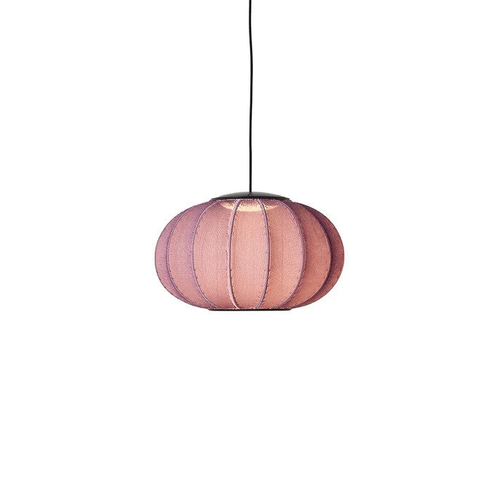 Knit-Wit Ø45 Oval Pendel LED i Burgundy hængt op og tændt for sin indbygget LED Module