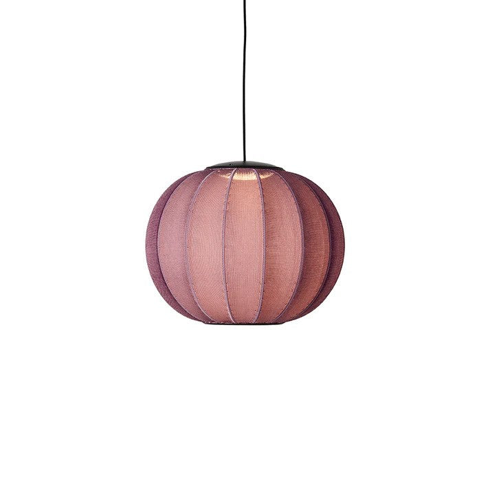 Den æstetiske Knit-Wit Ø45 Round Pendel LED i Burgundy hængt op og tændt for sin indbygget LED Module