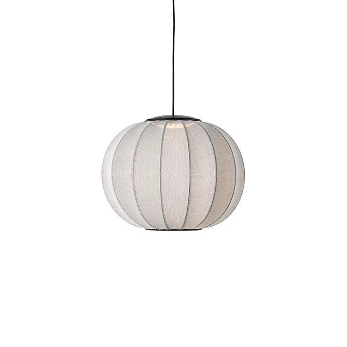 Den unikke Knit-Wit Ø45 Round Pendel LED i Silver hængt op med sin indbygget LED Module tændt for sin behagelige belysning