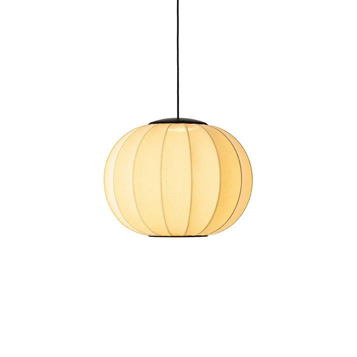 Den æstetiske Knit-Wit Ø45 Round Pendel LED i Sunrise hængt op og tændt for sin indbygget LED Module