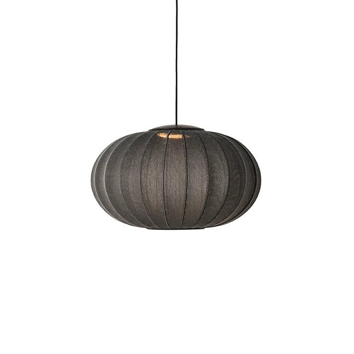 Den unik designet Knit-Wit Ø57 Oval Pendel LED i Black hængt op og tændt for sin indbygget LED Module for det varme og behagelige belysning