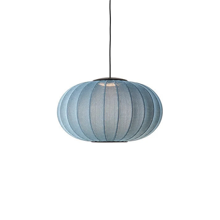 Den æstetiske Knit-Wit Ø57 Oval Pendel LED i Blue Stone hængt op og tændt for sin indbygget LED Module