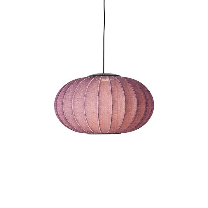 Den æstetiske Knit-Wit Ø57 Oval Pendel LED i Burgundy hængt op og tændt for sin indbygget LED Module