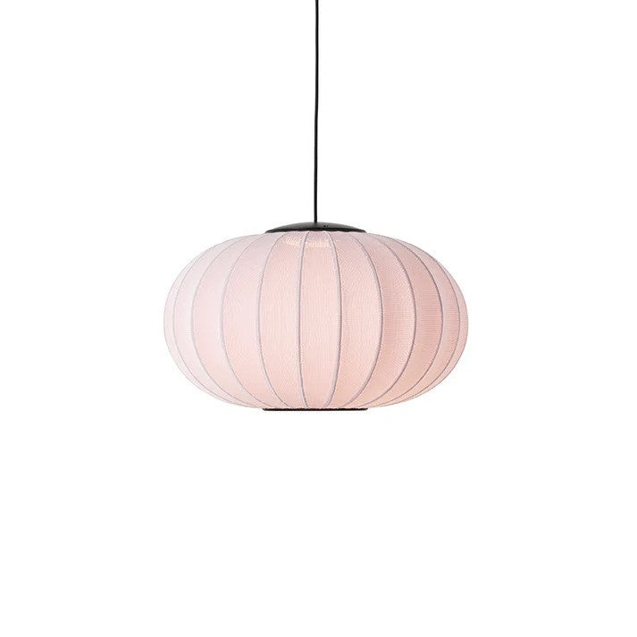 Den elegante Knit-Wit Ø57 Oval Pendel LED i Light Pink hængt op og tændt for sin indbygget LED Module