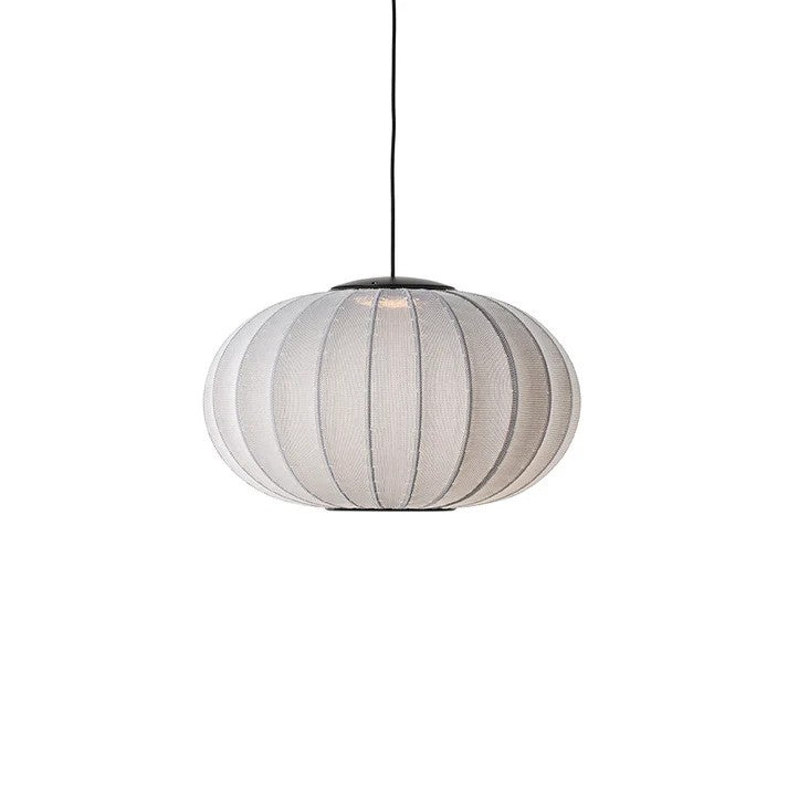 Den elegante Knit-Wit Ø57 Oval Pendel LED i Silver hængt op og tændt for sin indbygget LED Module