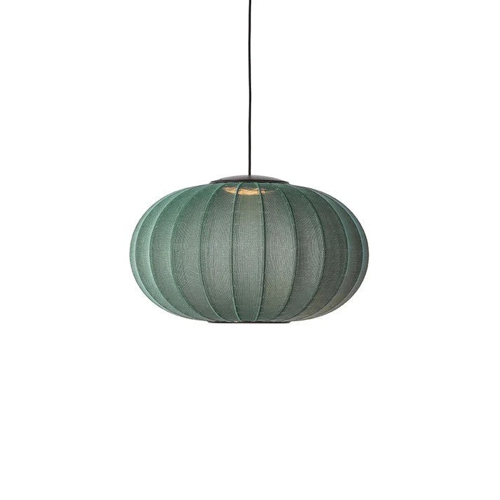Den æstetiske Knit-Wit Ø57 Oval Pendel LED i Tweed Green hængt op og tændt for sin indbygget LED Module for dens behagelige belysning