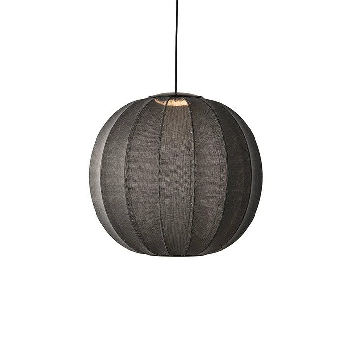 Zoomet helt ind på den unikke håndstrikket polyester lampeskærm fra Knit-Wit Ø60 Round Pendel LED i Black
