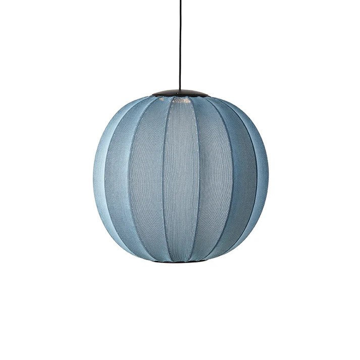 Knit-Wit Ø60 Round Pendel LED i Blue Stone hængt op foran en hvid væg for en flot kontrast samt tændt for sin indbygget LED Module
