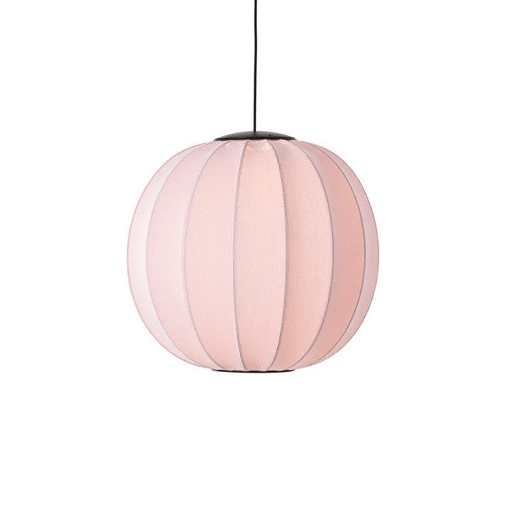 Den unikke designet Knit-Wit Ø60 Round Pendel LED i Light Pink hængt op foran en hvid væg for den flotte kontrast